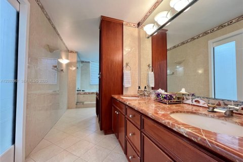 Condo in Surfside, Florida, 2 bedrooms  № 2065154 - photo 12