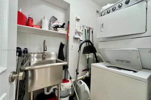 Condo in Surfside, Florida, 2 bedrooms  № 2065154 - photo 19