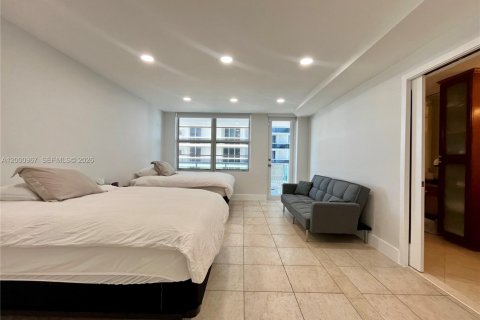 Condo in Surfside, Florida, 2 bedrooms  № 2065154 - photo 8