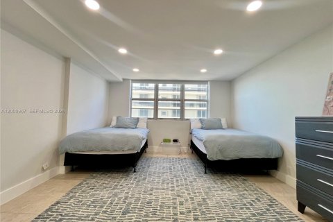 Condo in Surfside, Florida, 2 bedrooms  № 2065154 - photo 15