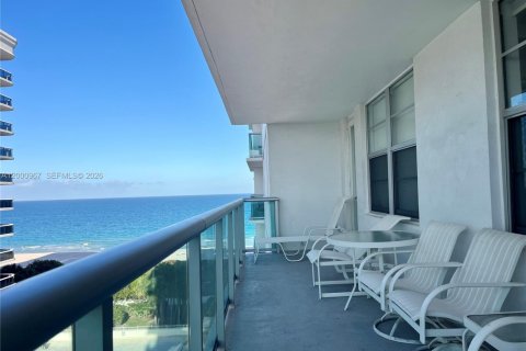 Condo in Surfside, Florida, 2 bedrooms  № 2065154 - photo 2