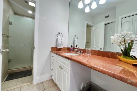 Condo in Surfside, Florida, 2 bedrooms  № 2065154 - photo 17