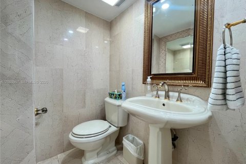 Condo in Surfside, Florida, 2 bedrooms  № 2065154 - photo 20