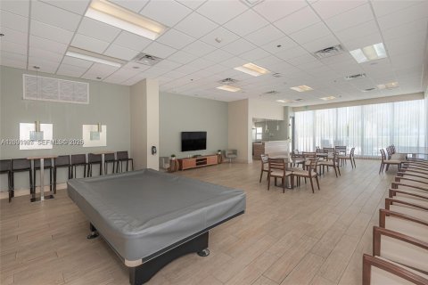 Condo in Surfside, Florida, 2 bedrooms  № 2065154 - photo 27