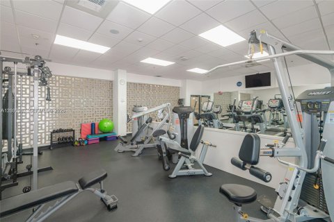 Condo in Surfside, Florida, 2 bedrooms  № 2065154 - photo 25