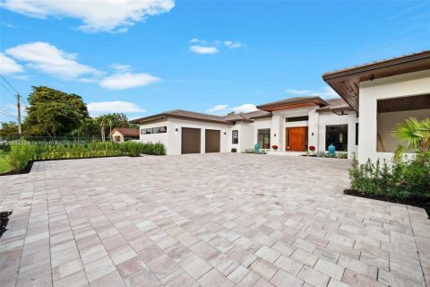 House in Miami, Florida 6 bedrooms, 603.68 sq.m. № 1874528 - photo 3
