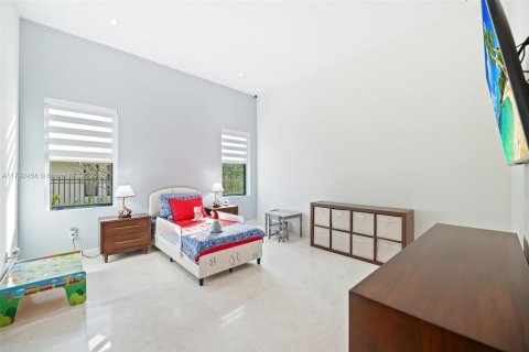 House in Miami, Florida 6 bedrooms, 603.68 sq.m. № 1874528 - photo 16