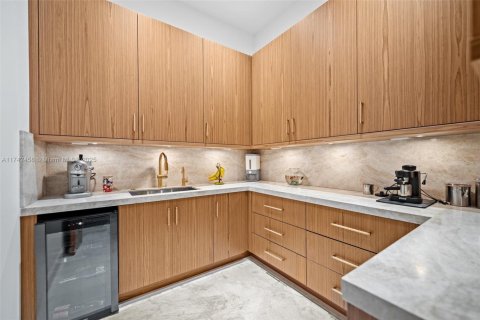 House in Miami, Florida 6 bedrooms, 603.68 sq.m. № 1874528 - photo 9