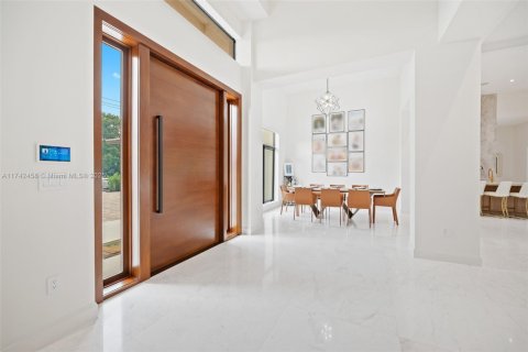 House in Miami, Florida 6 bedrooms, 603.68 sq.m. № 1874528 - photo 4