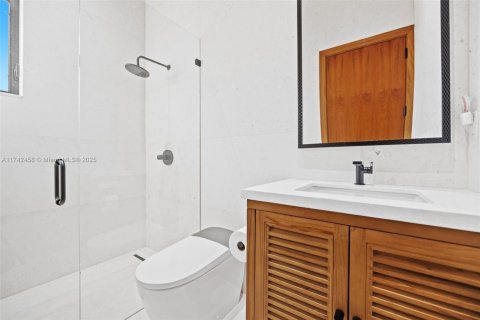 House in Miami, Florida 6 bedrooms, 603.68 sq.m. № 1874528 - photo 15