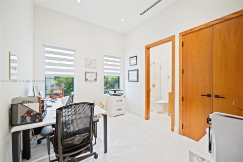 House in Miami, Florida 6 bedrooms, 603.68 sq.m. № 1874528 - photo 22