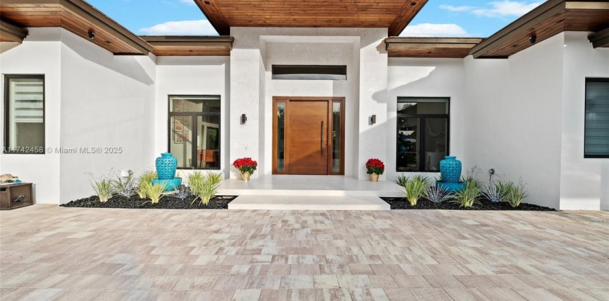 House in Miami, Florida 6 bedrooms, 603.68 sq.m. № 1874528