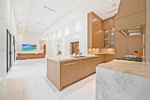 House in Miami, Florida 6 bedrooms, 603.68 sq.m. № 1874528 - photo 8