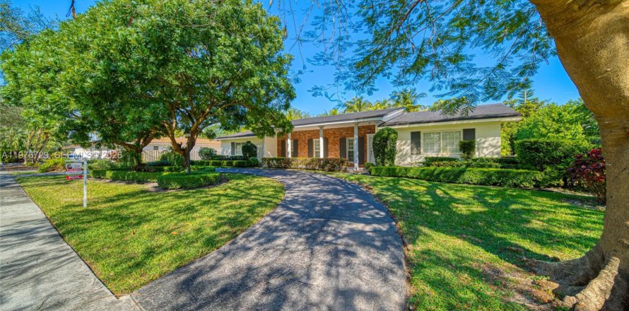 House in Palmetto Bay, Florida 4 bedrooms, 222.87 sq.m. № 2040581