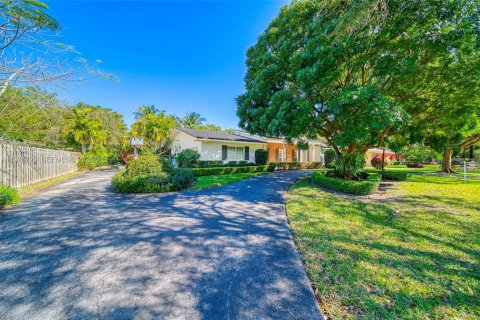 House in Palmetto Bay, Florida 4 bedrooms, 222.87 sq.m. № 2040581 - photo 5