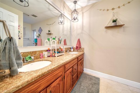 House in Palmetto Bay, Florida 4 bedrooms, 222.87 sq.m. № 2040581 - photo 29