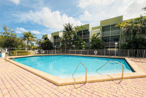 Condo in Sunrise, Florida, 2 bedrooms  № 1807152 - photo 19