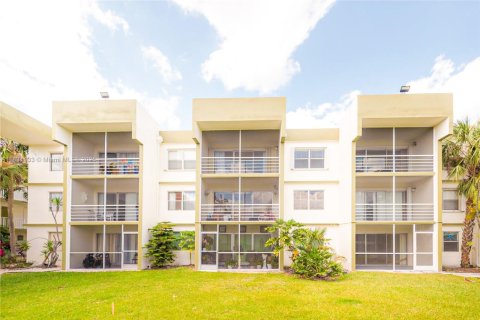 Condo in Sunrise, Florida, 2 bedrooms  № 1807152 - photo 1