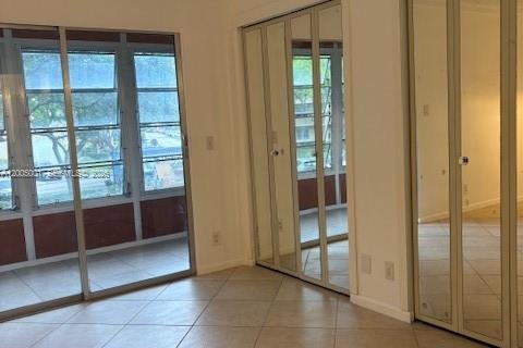 Condo in Pembroke Pines, Florida, 1 bedroom  № 2069625 - photo 8