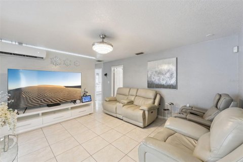 House in Orlando, Florida 4 bedrooms, 138.89 sq.m. № 2403266 - photo 13