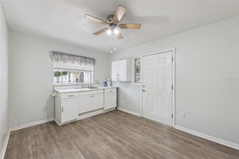 House in Orlando, Florida 4 bedrooms, 138.89 sq.m. № 2403266 - photo 20