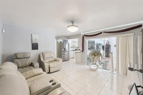 House in Orlando, Florida 4 bedrooms, 138.89 sq.m. № 2403266 - photo 14