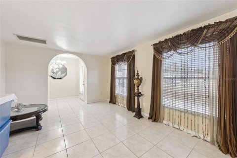 House in Orlando, Florida 4 bedrooms, 138.89 sq.m. № 2403266 - photo 5