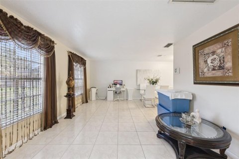 House in Orlando, Florida 4 bedrooms, 138.89 sq.m. № 2403266 - photo 6