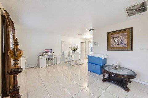 House in Orlando, Florida 4 bedrooms, 138.89 sq.m. № 2403266 - photo 4