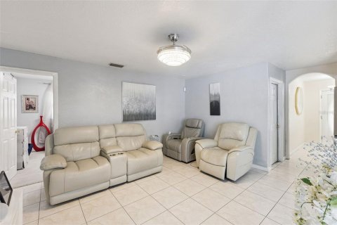 House in Orlando, Florida 4 bedrooms, 138.89 sq.m. № 2403266 - photo 12