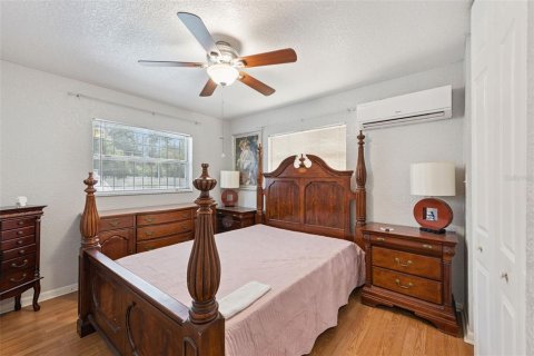House in Orlando, Florida 4 bedrooms, 138.89 sq.m. № 2403266 - photo 19