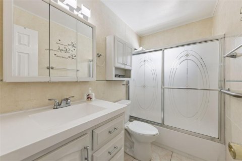 House in Orlando, Florida 4 bedrooms, 138.89 sq.m. № 2403266 - photo 21