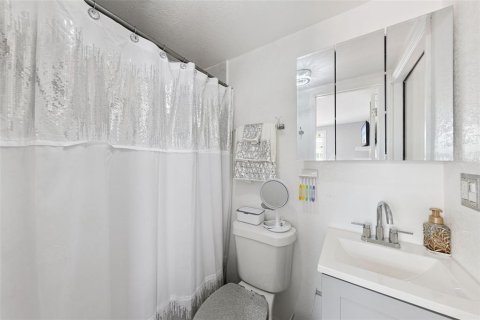 House in Orlando, Florida 4 bedrooms, 138.89 sq.m. № 2403266 - photo 30