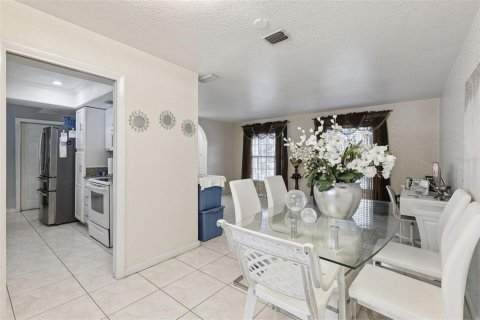 House in Orlando, Florida 4 bedrooms, 138.89 sq.m. № 2403266 - photo 7