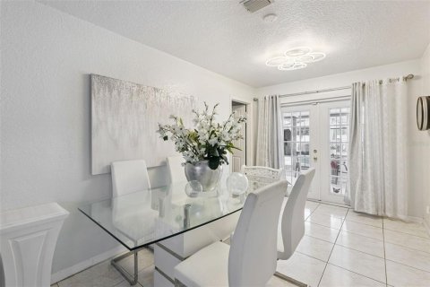 House in Orlando, Florida 4 bedrooms, 138.89 sq.m. № 2403266 - photo 8