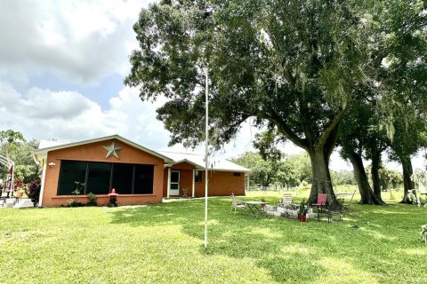 House in Okeechobee, Florida 4 bedrooms, 313.08 sq.m. № 2182748