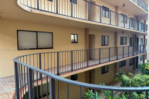 Condo in Miami, Florida, 2 bedrooms  № 1890455 - photo 15