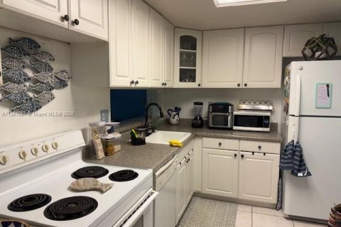Condo in Miami, Florida, 2 bedrooms  № 1890455 - photo 2