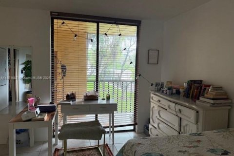 Condo in Miami, Florida, 2 bedrooms  № 1890455 - photo 12