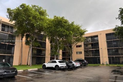 Condo in Miami, Florida, 2 bedrooms  № 1890455 - photo 17