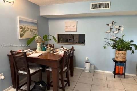 Condo in Miami, Florida, 2 bedrooms  № 1890455 - photo 1