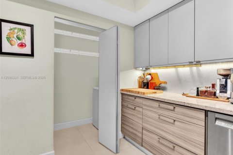 Copropriété à louer à Miami, Floride: 2 chambres, 121.05 m2 № 2388494 - photo 7