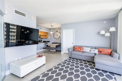 Снять в аренду кондоминиум в Майами, Флорида 1 спальня, 97.36м2, № 1932361 - фото 1