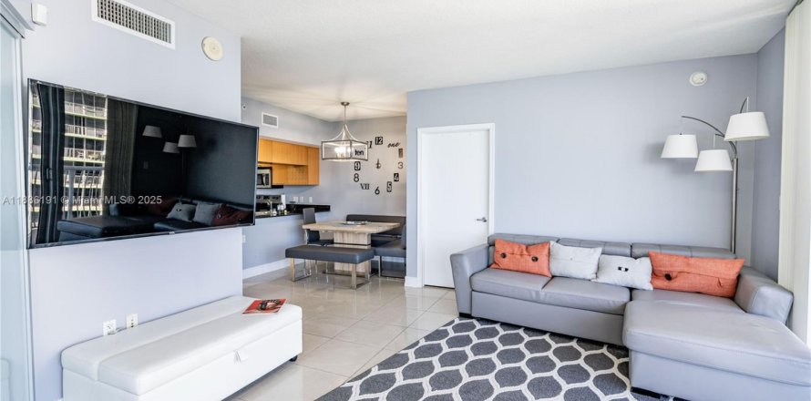 Кондоминиум с 1 спальней в Майами, Флорида № 1932361