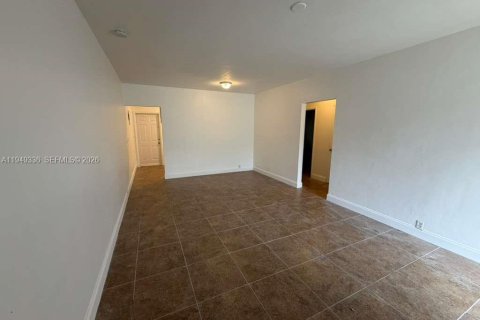 House in North Miami, Florida 2 bedrooms, 83.61 sq.m. № 2004963 - photo 3