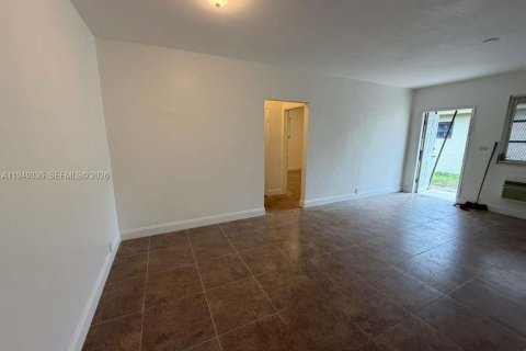 House in North Miami, Florida 2 bedrooms, 83.61 sq.m. № 2004963 - photo 5