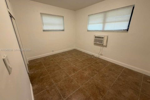 House in North Miami, Florida 2 bedrooms, 83.61 sq.m. № 2004963 - photo 6