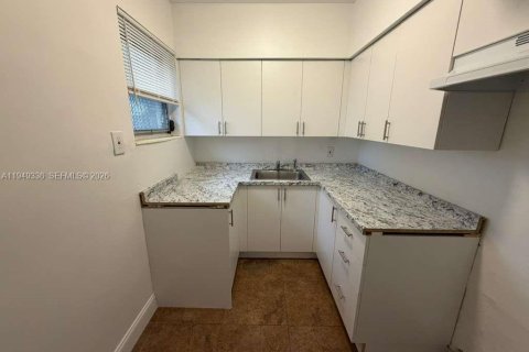 House in North Miami, Florida 2 bedrooms, 83.61 sq.m. № 2004963 - photo 4