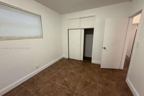 House in North Miami, Florida 2 bedrooms, 83.61 sq.m. № 2004963 - photo 10