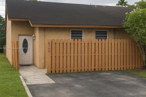 Купить таунхаус в Хайалиа, Флорида 3 спальни, 101.54м2, № 1964282 - фото 1